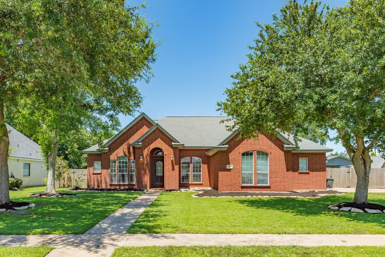 Photo of 101 Mallard Dr, Clute, TX