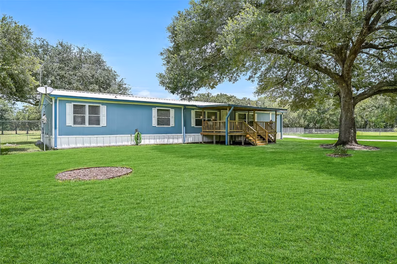 Photo 2 of 18424 Avenue A, Alvin, TX