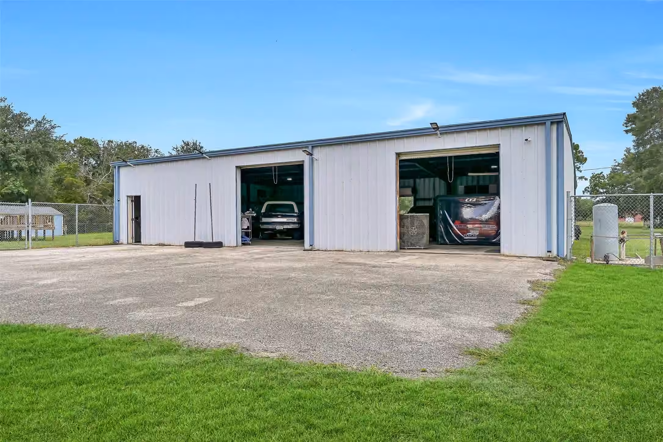 Photo 3 of 18424 Avenue A, Alvin, TX