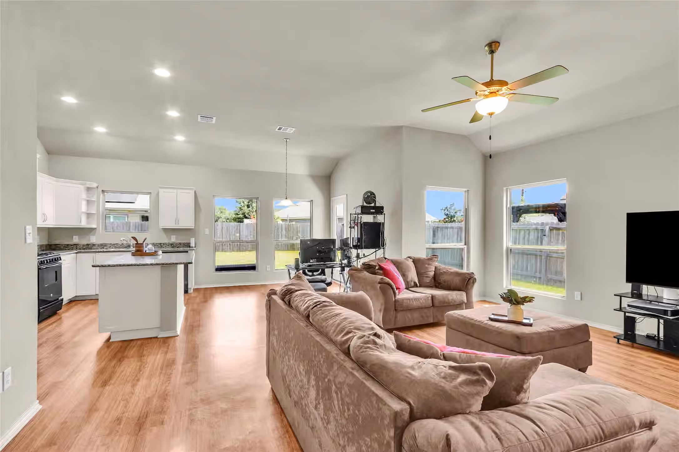 Photo 5 of 704 Mockingbird Street, Navasota, TX