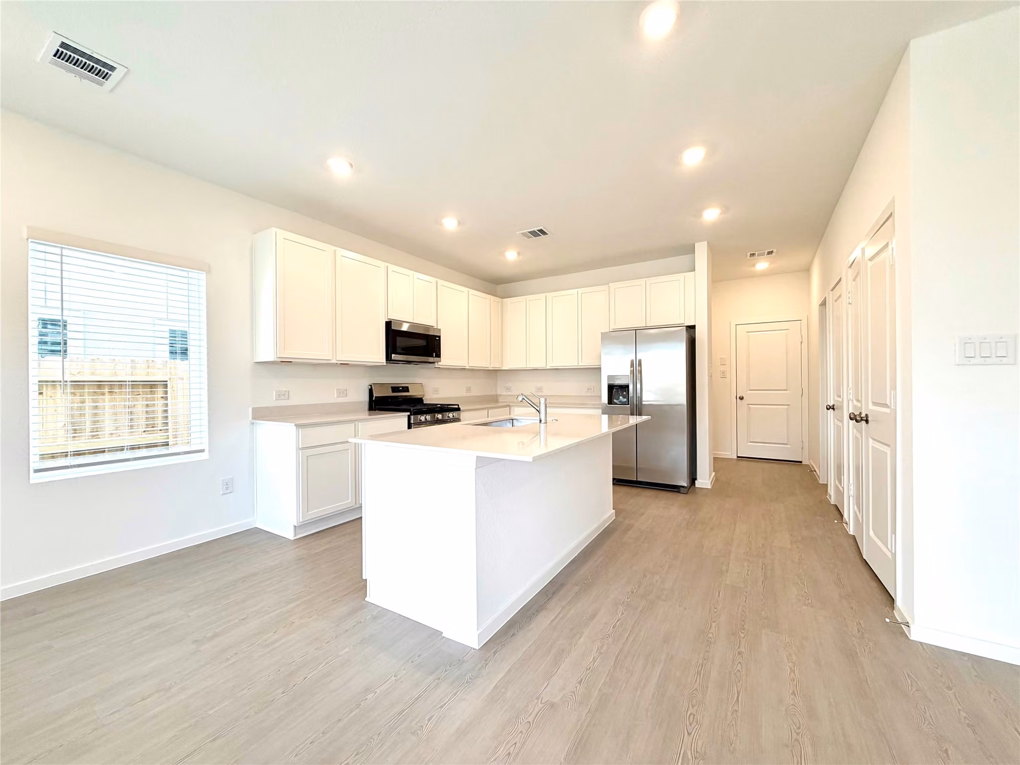 Photo 5 of 2115 Salinas Drive, Rosharon, TX