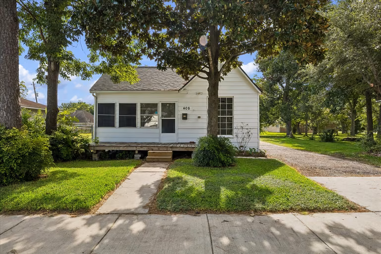 Photo of 408 S 4th Street, La Porte, TX 77571