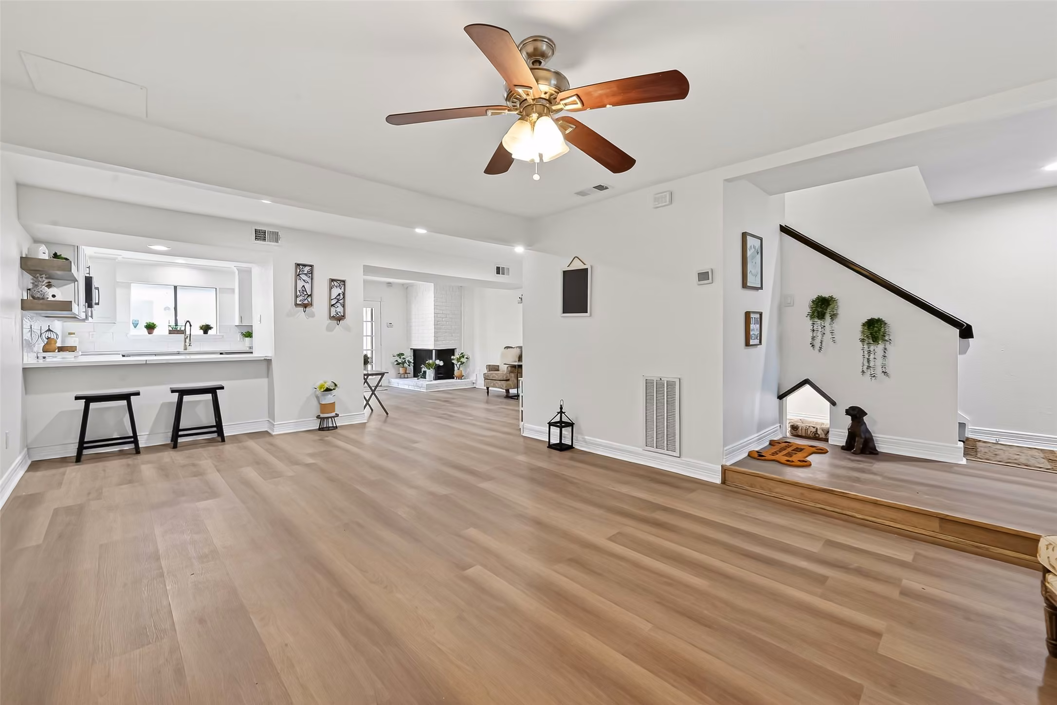 Photo of 724 Country Place Drive E, Houston, TX