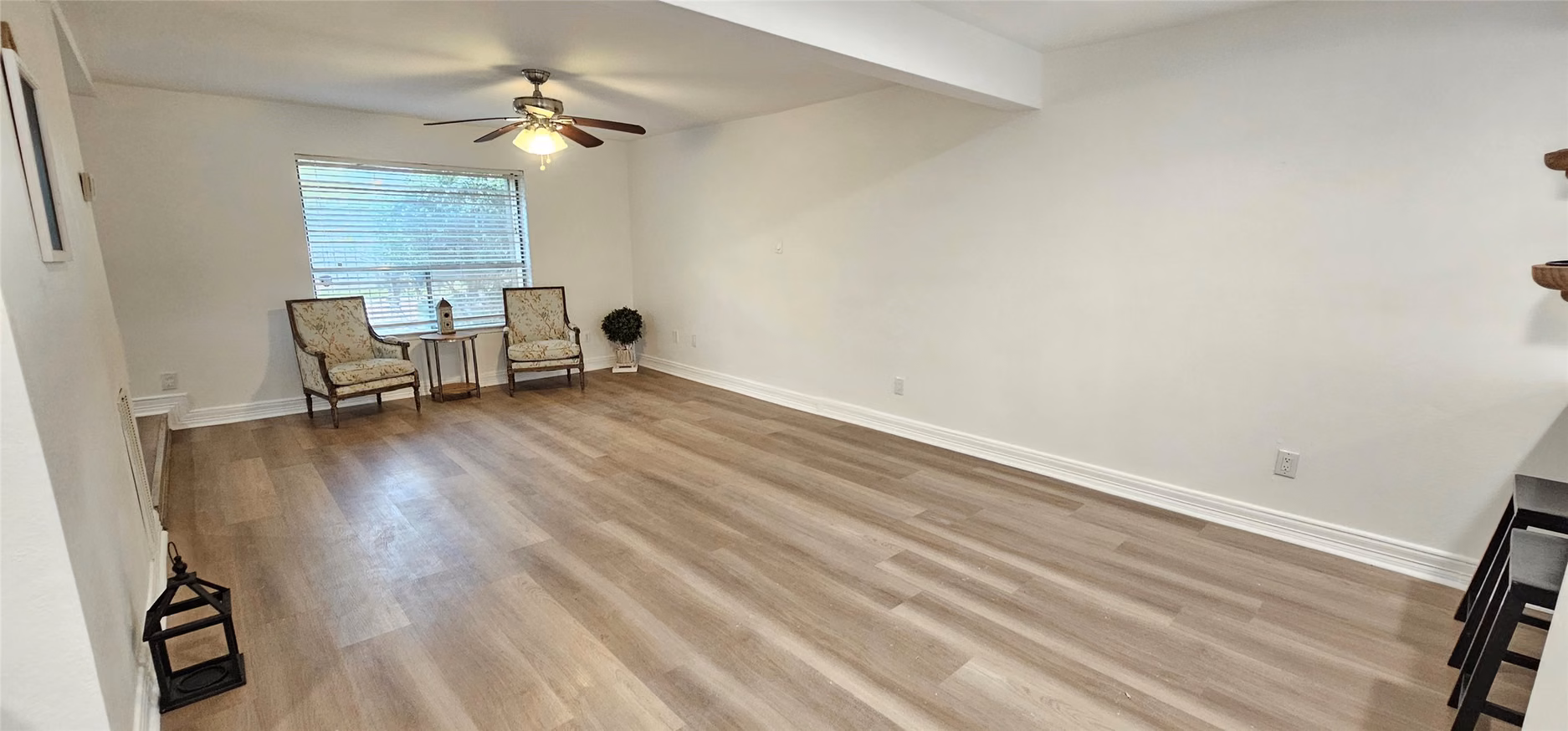 Photo 4 of 724 Country Place Drive E, Houston, TX