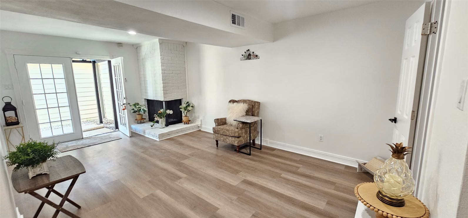 Photo 6 of 724 Country Place Drive E, Houston, TX