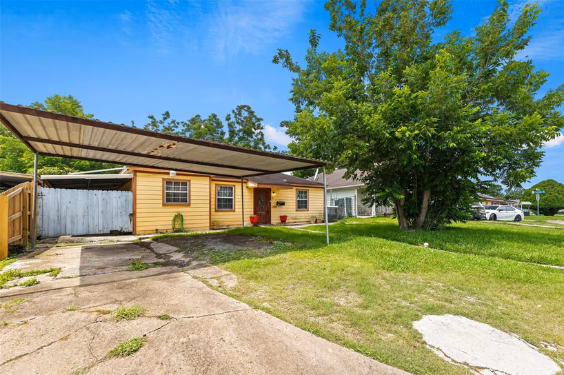 Photo 2 of 211 Crescent Drive, Pasadena, TX
