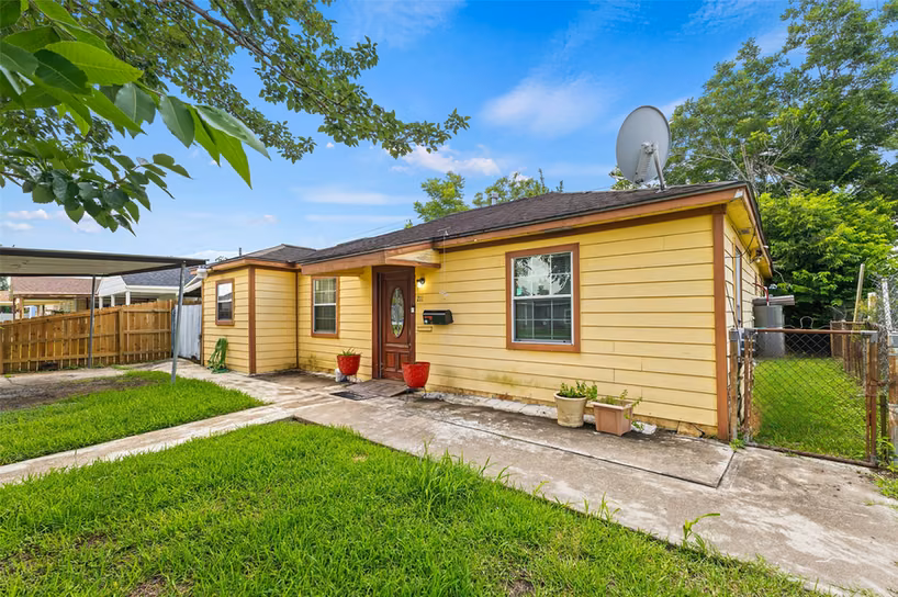 Photo 3 of 211 Crescent Drive, Pasadena, TX