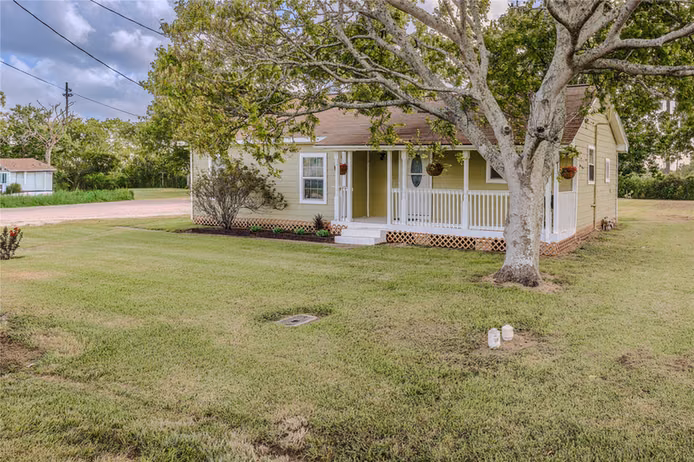 Photo of 910 Brockman Street, Clute, TX