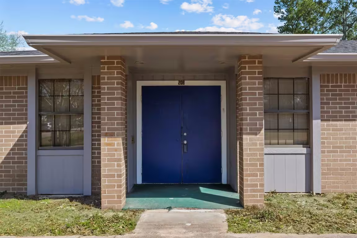 Photo 5 of 206 S Fenner Avenue, Cleveland, TX