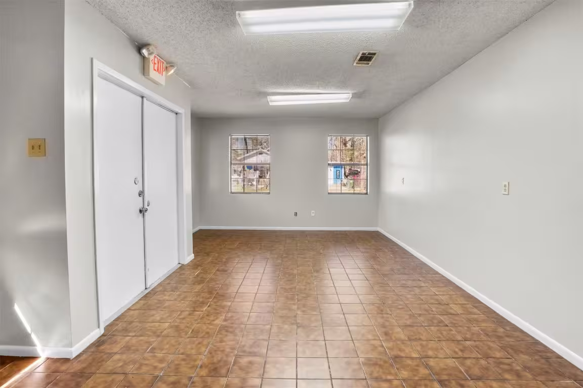 Photo 7 of 206 S Fenner Avenue, Cleveland, TX