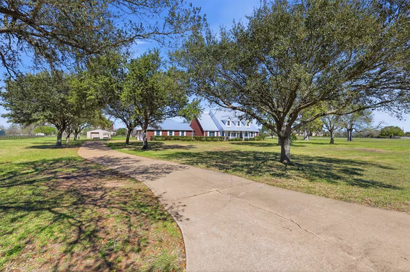 Photo 5 of 3232 Blue Grass Drive, Richmond, TX