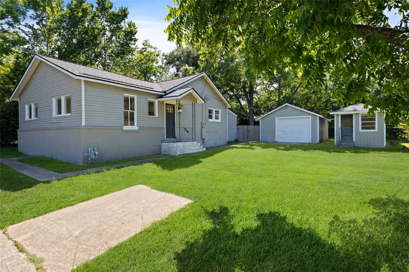 Photo 4 of 620 S Bell Street, Bellville, TX