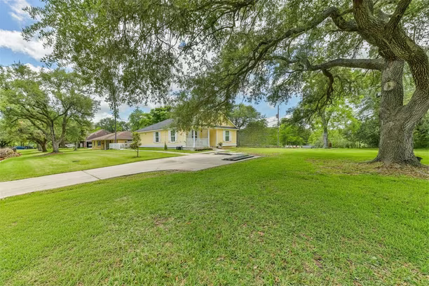 Photo of 207 Oakridge Drive, Hitchcock, TX