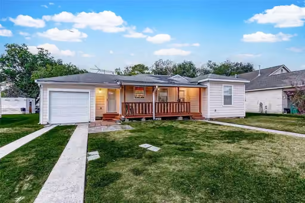 Photo 2 of 913 Maple Avenue, Pasadena, TX
