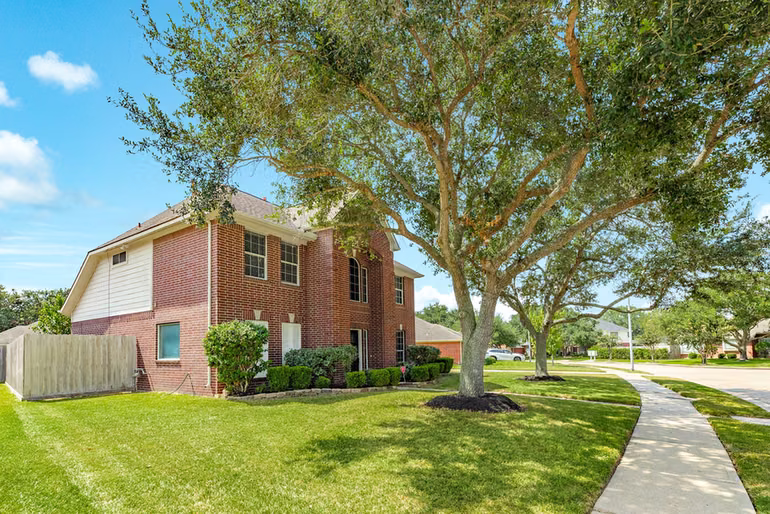 Photo 2 of 3206 Braesview Drive, Pearland, TX