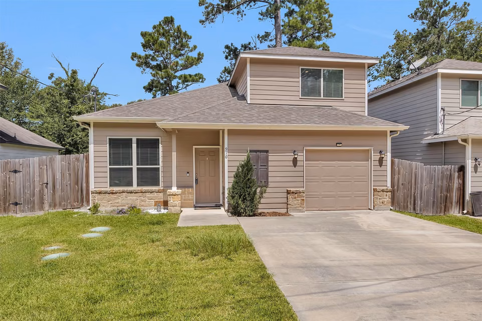 Photo 2 of 910 Cherokee Drive, Montgomery, TX