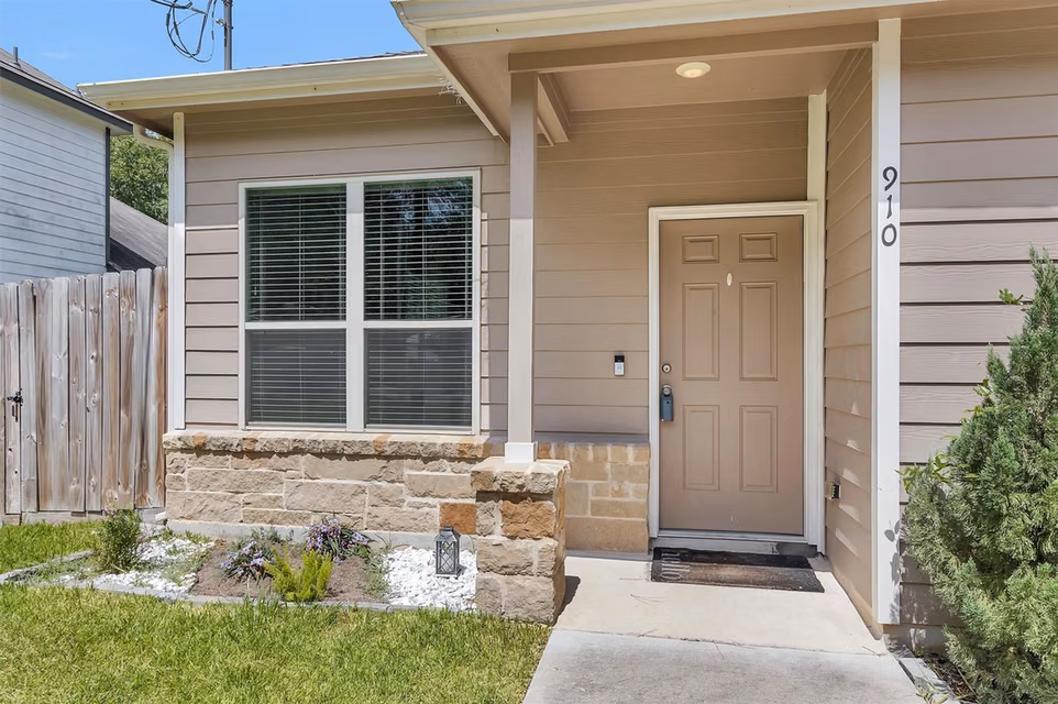 Photo 3 of 910 Cherokee Drive, Montgomery, TX