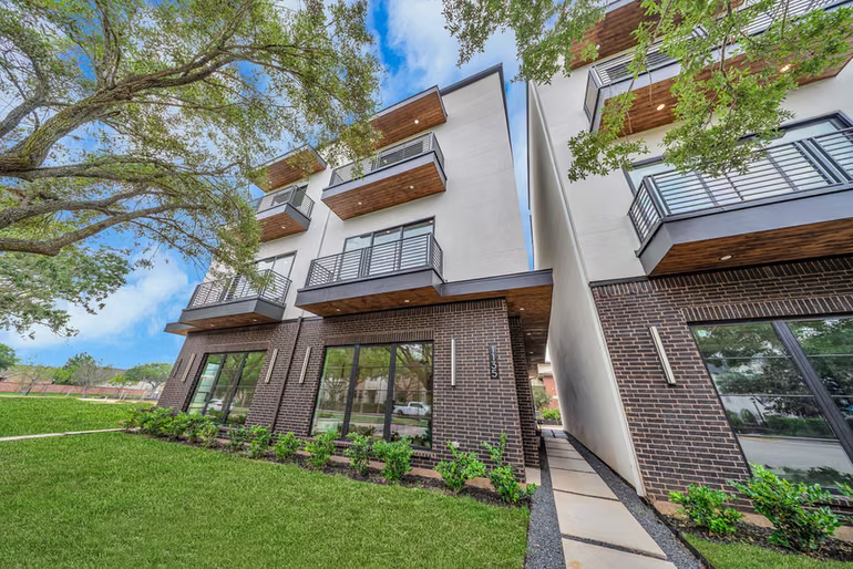 Photo 2 of 1135 Lake Pointe Parkway, Sugar Land, TX