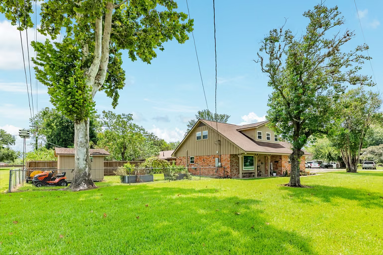 Photo 6 of 811 Loggins Drive, West Columbia, TX