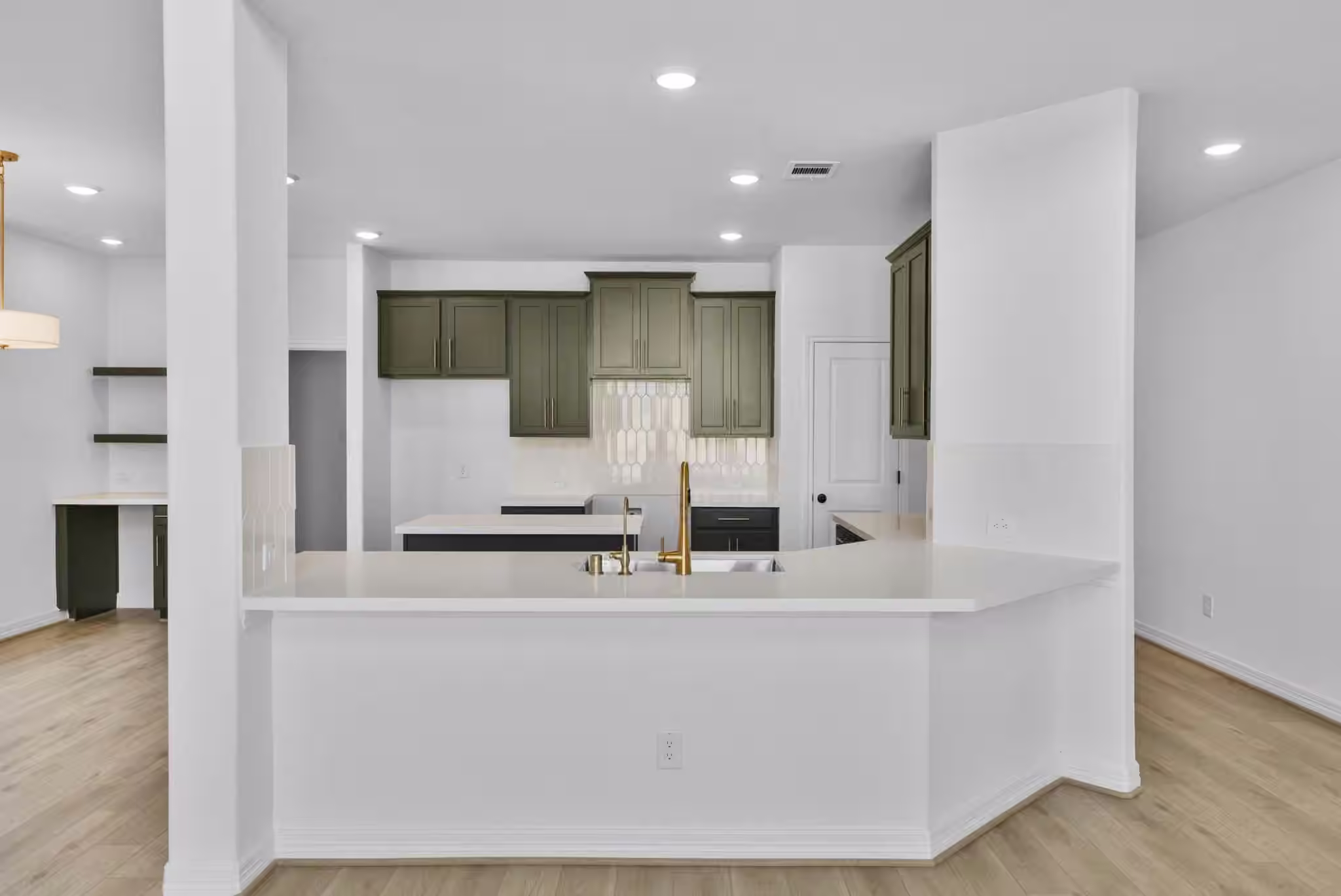 Photo 4 of 7739 Topaz Ridge Drive, Angleton, TX