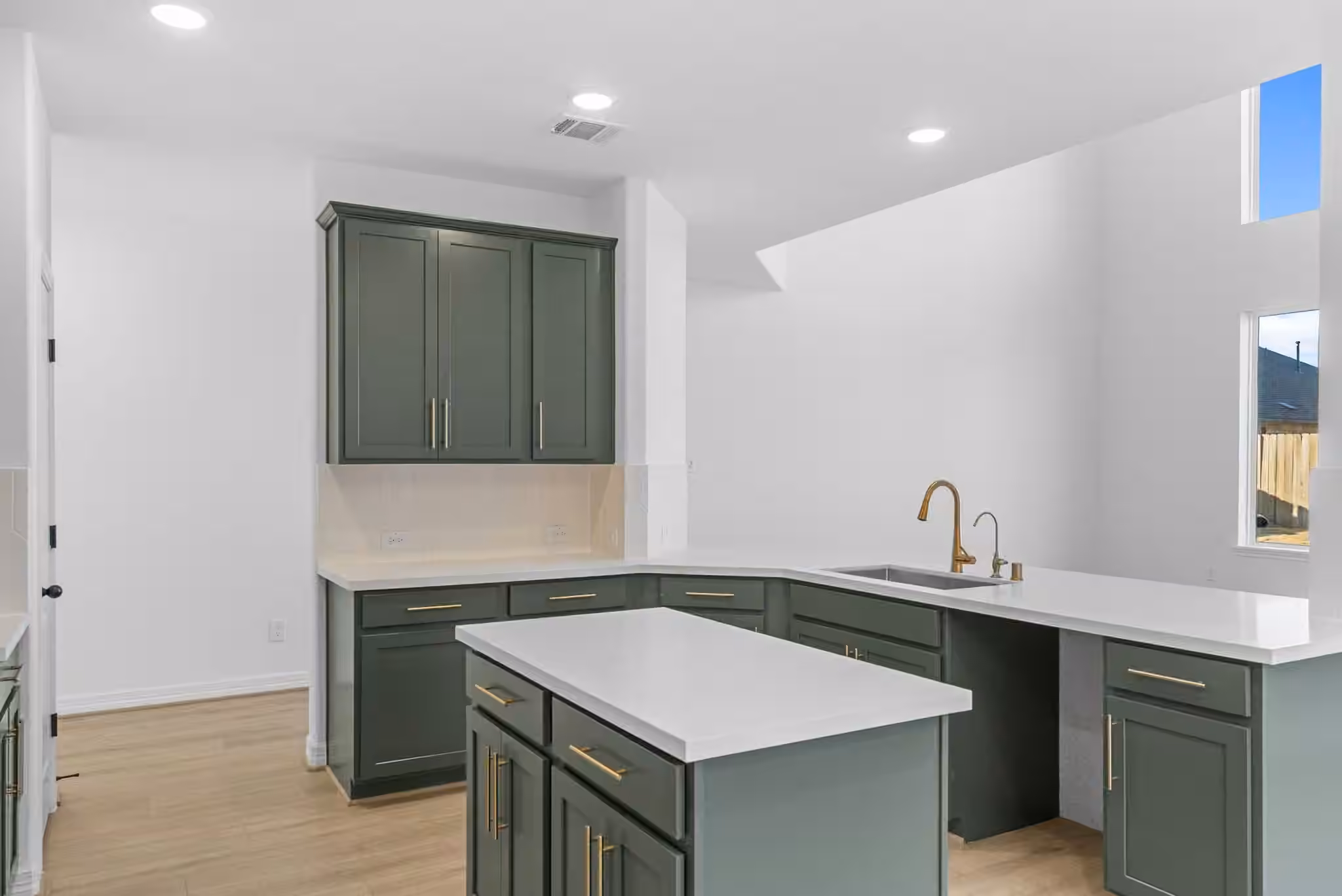 Photo 7 of 7739 Topaz Ridge Drive, Angleton, TX