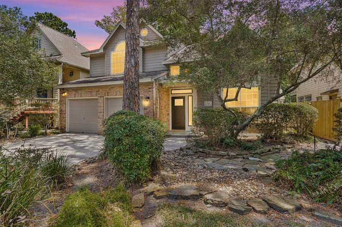 Photo 2 of 84 E Lakeridge Drive, The Woodlands, TX