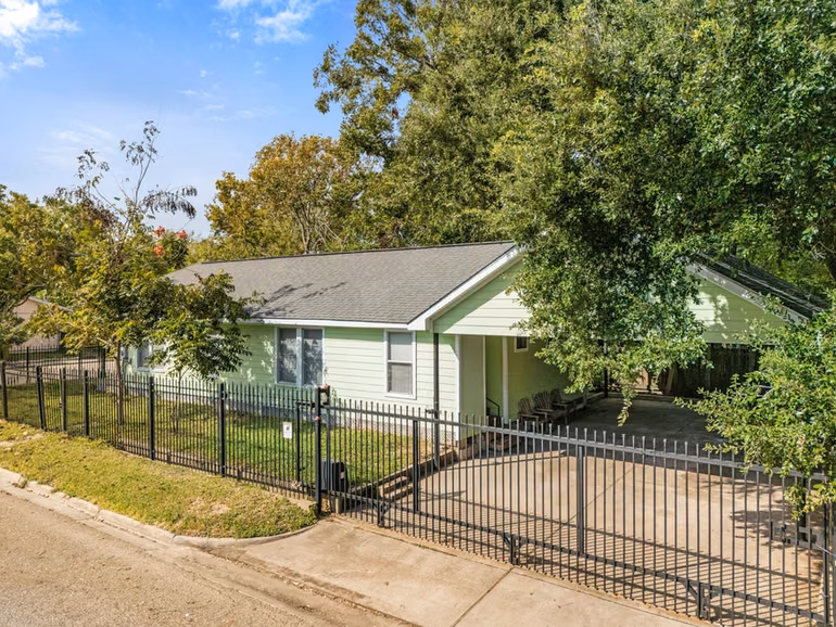 Photo 3 of 222 E James Street, Baytown, TX