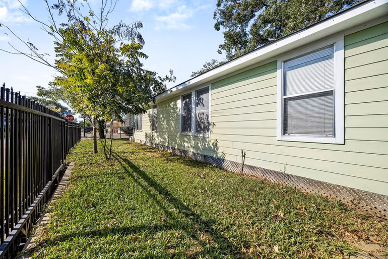 Photo 7 of 222 E James Street, Baytown, TX