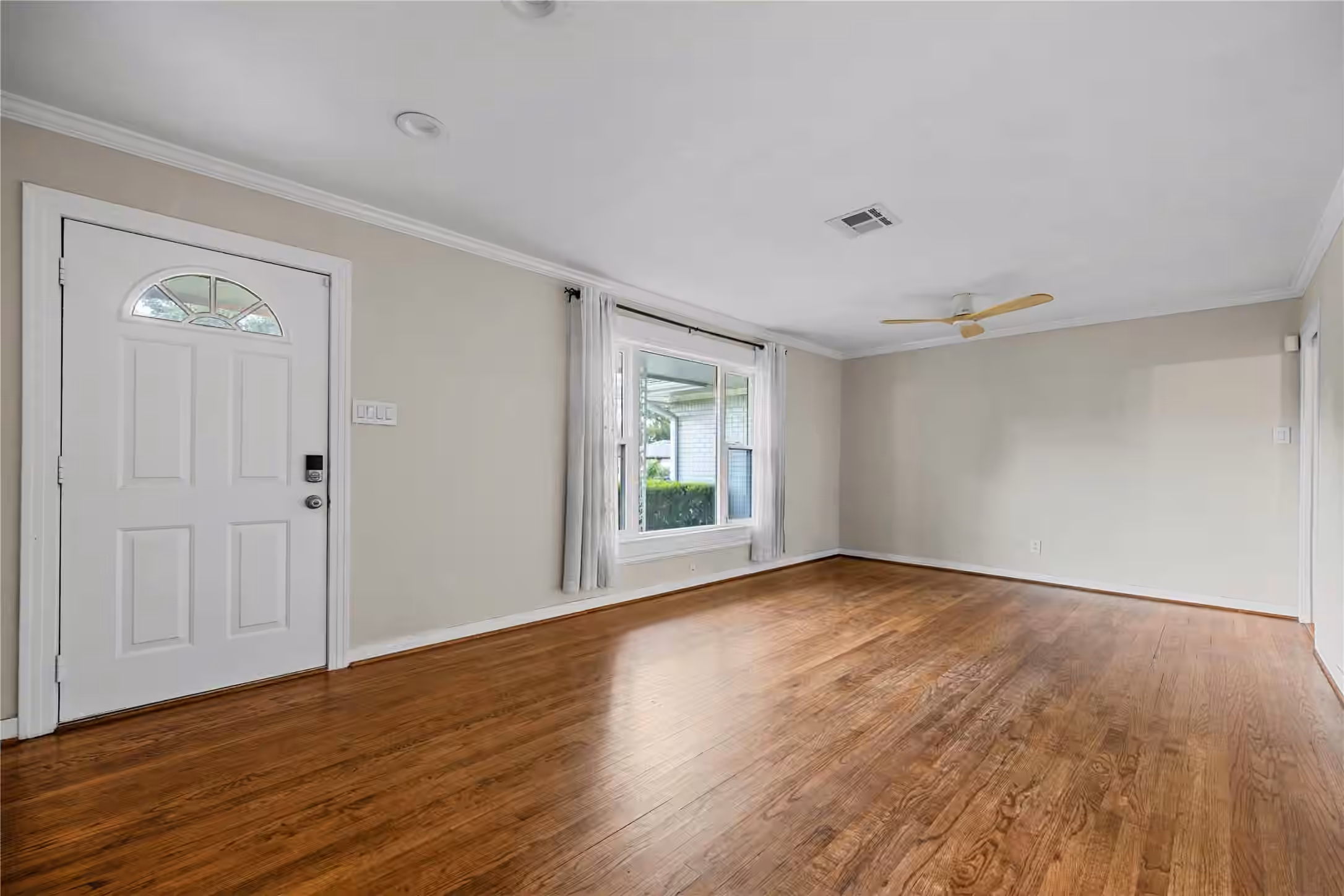 Photo 3 of 2210 Nina Lee Lane, Houston, TX