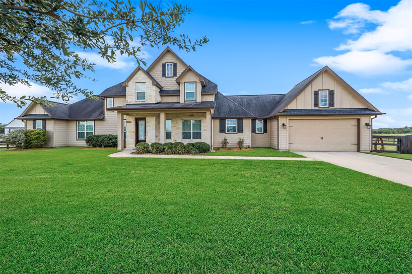 Photo 2 of 6811 Bayou Trail Drive, Alvin, TX