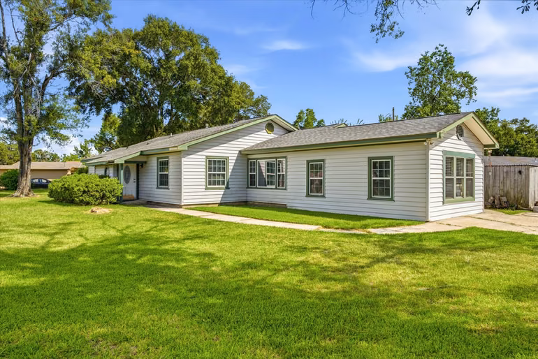 Photo of 311 Burnett Drive, Baytown, TX 77520