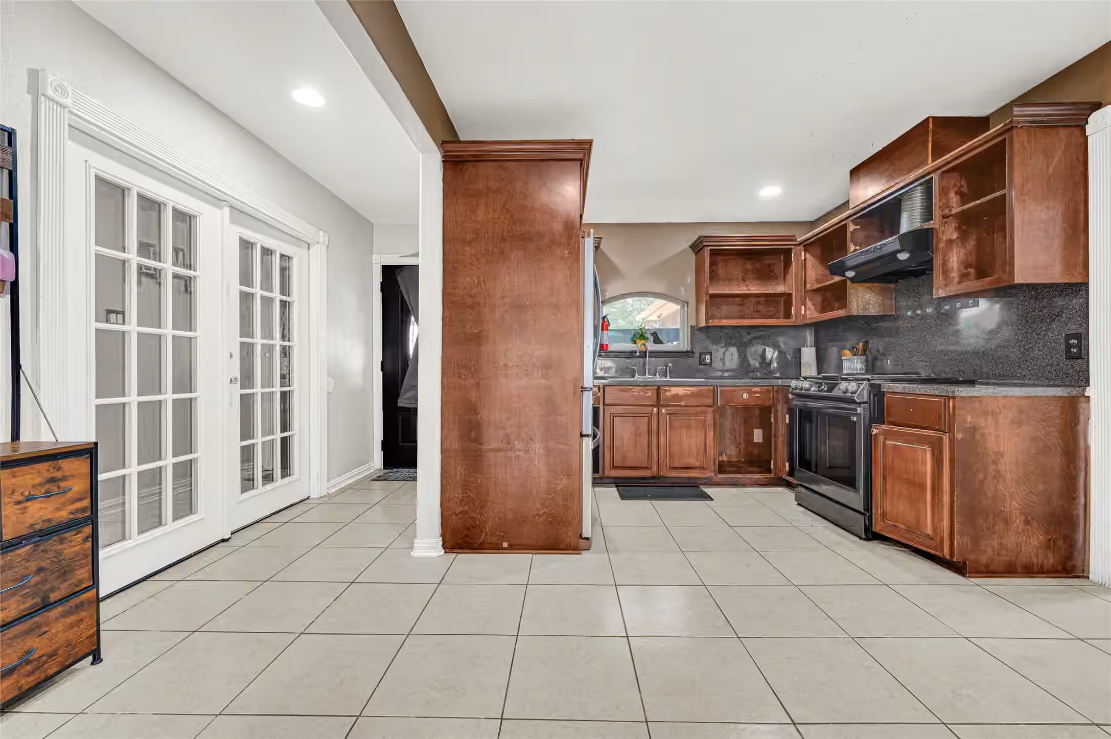 Photo 5 of 10010 Valley Park Drive, Houston, TX