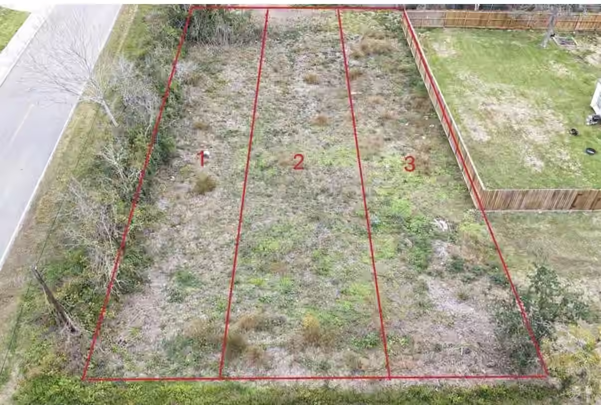 Photo 2 of 2110 parkview ln, La Porte, TX