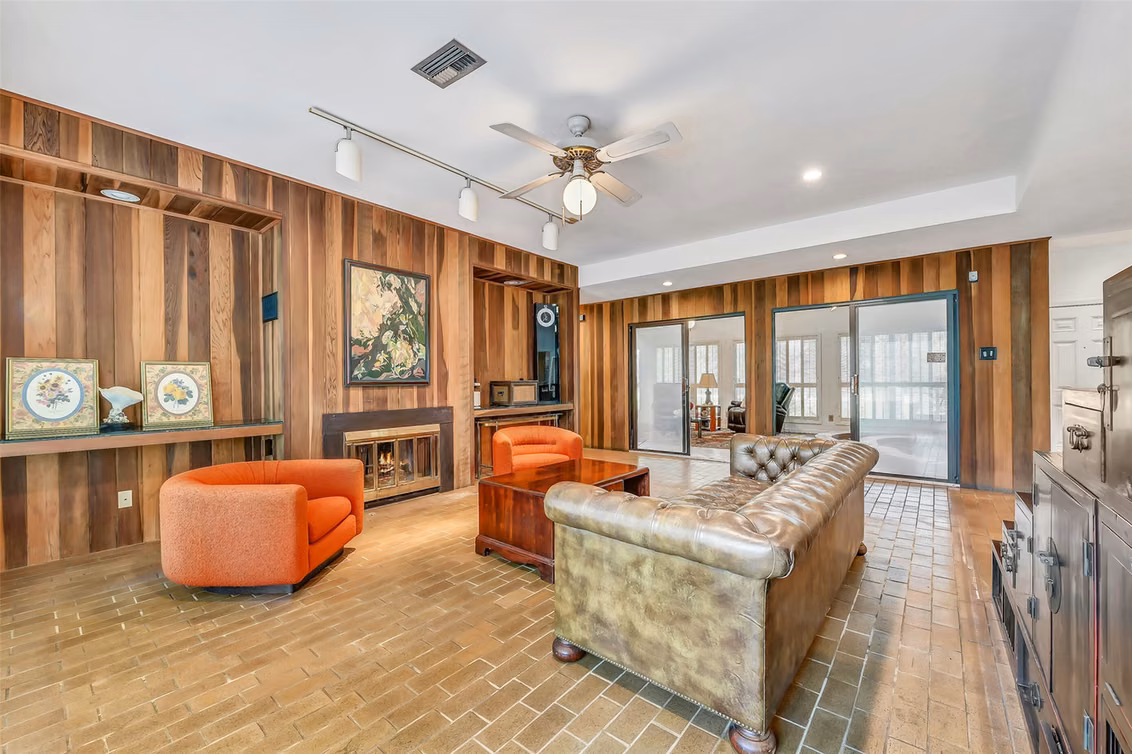 Photo 5 of 1102 Cowards Creek Drive, Friendswood, TX