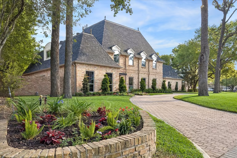 Photo 2 of 620 Stoneleigh Drive, Houston, TX