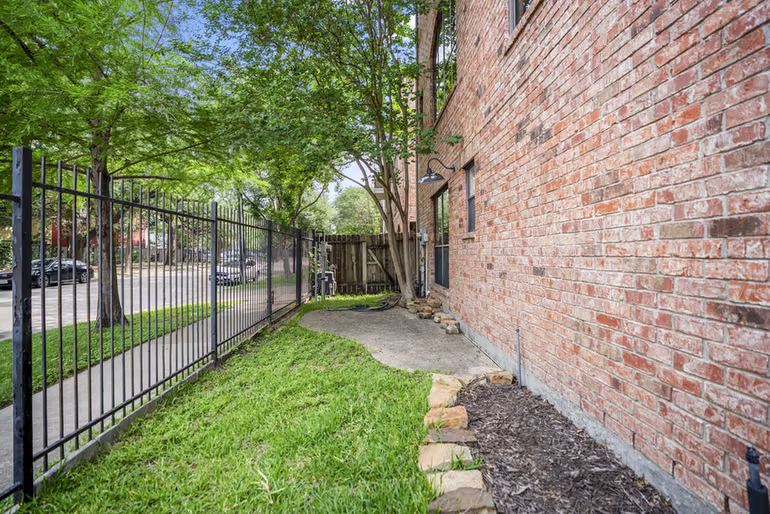 Photo 4 of 2719 La Branch Street, Houston, TX