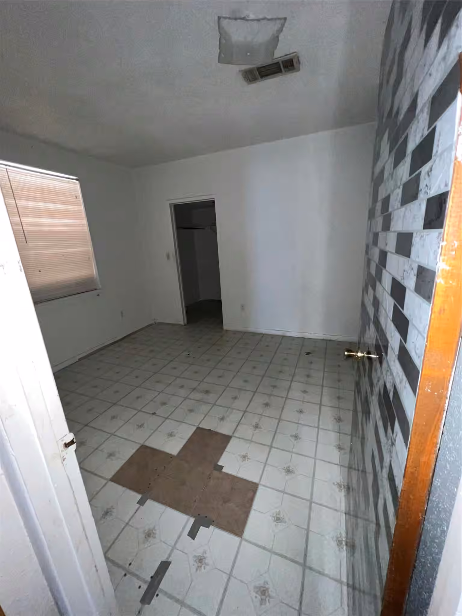 Photo 5 of 5109 AVE Q 1/2, Galveston, TX