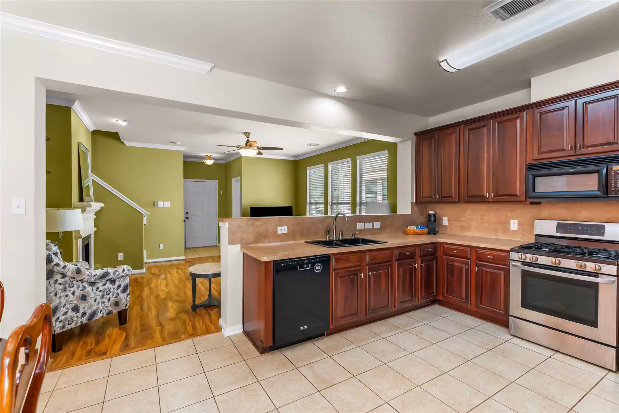 Photo 6 of 7911 Barnes Ridge Lane, Houston, TX