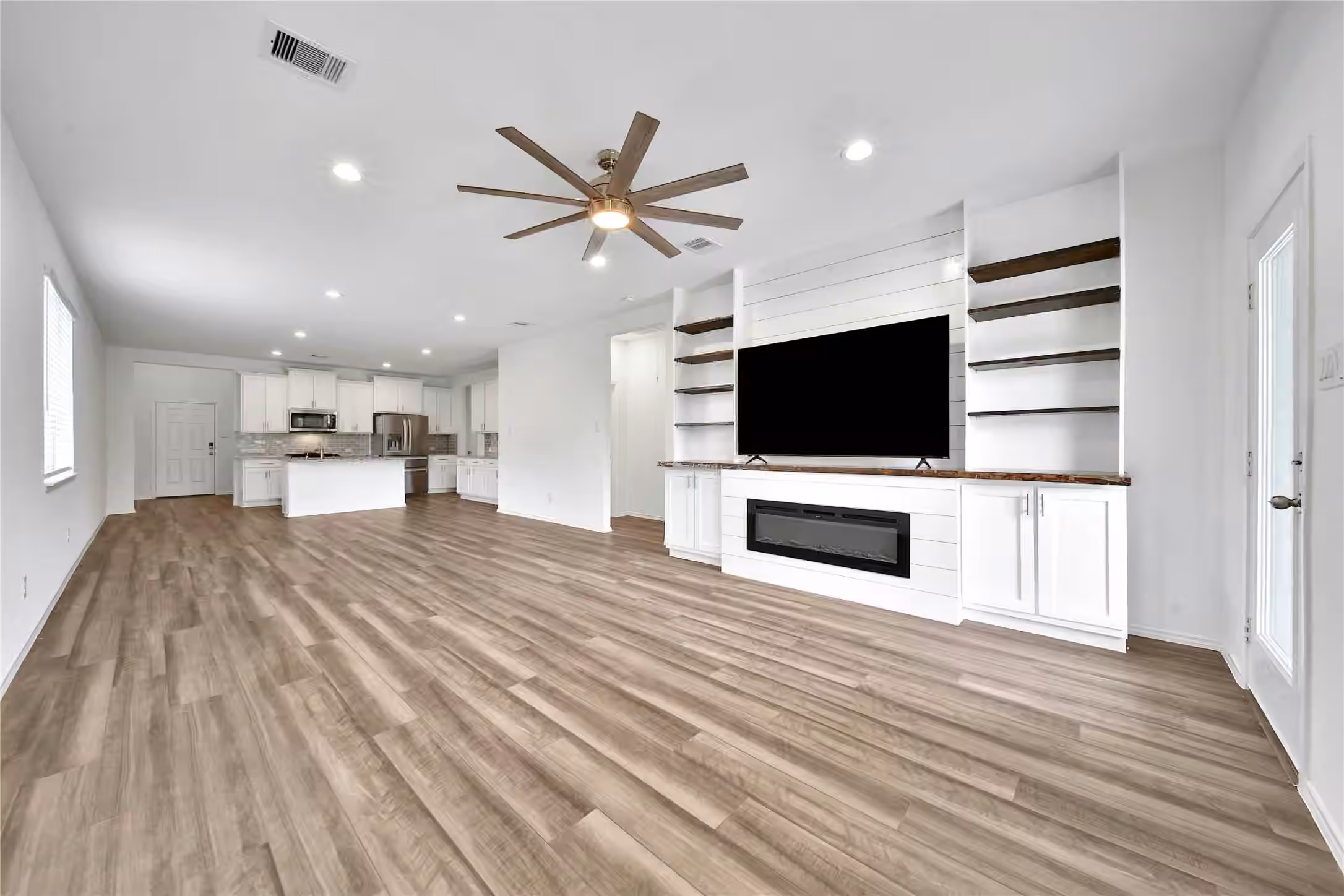 Photo 6 of 9245 Inland Leather Lane, Conroe, TX