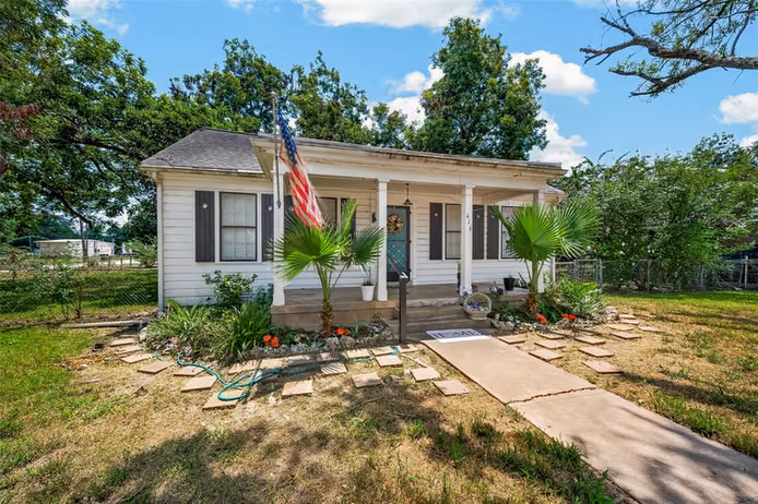 Photo 3 of 416 E Caney Street, Wharton, TX