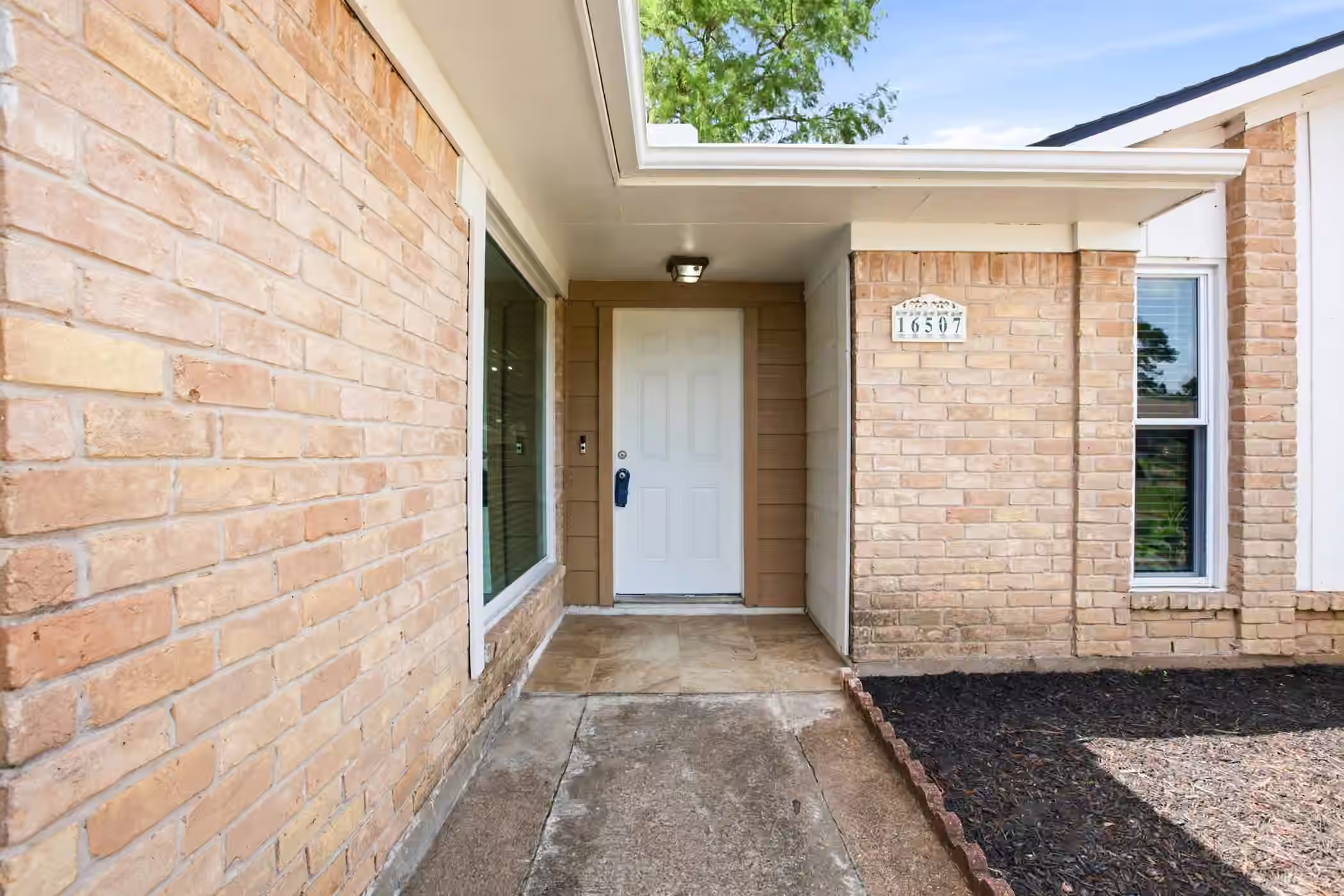 Photo 5 of 16507 Cairngorm Drive, Houston, TX