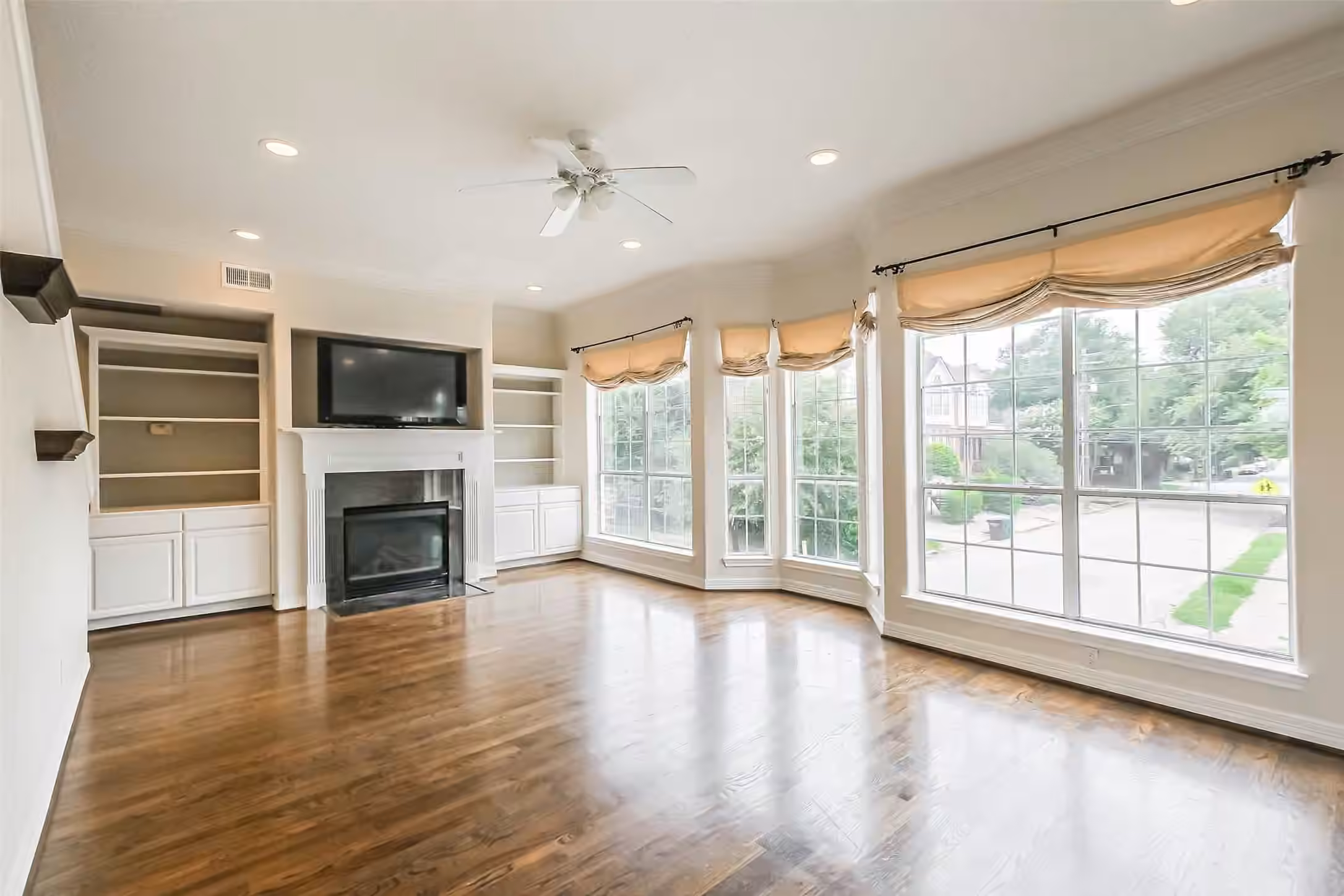Photo 5 of 4925 Travis Street, Houston, TX