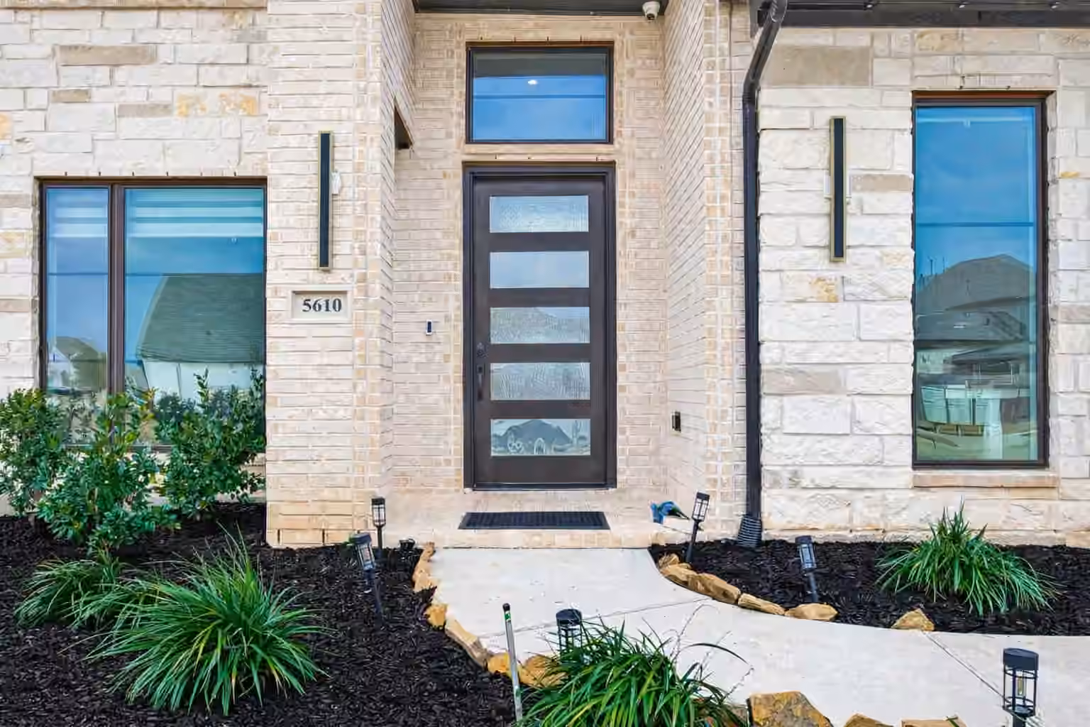 Photo 2 of 5610 Mesa Estates Drive, Richmond, TX