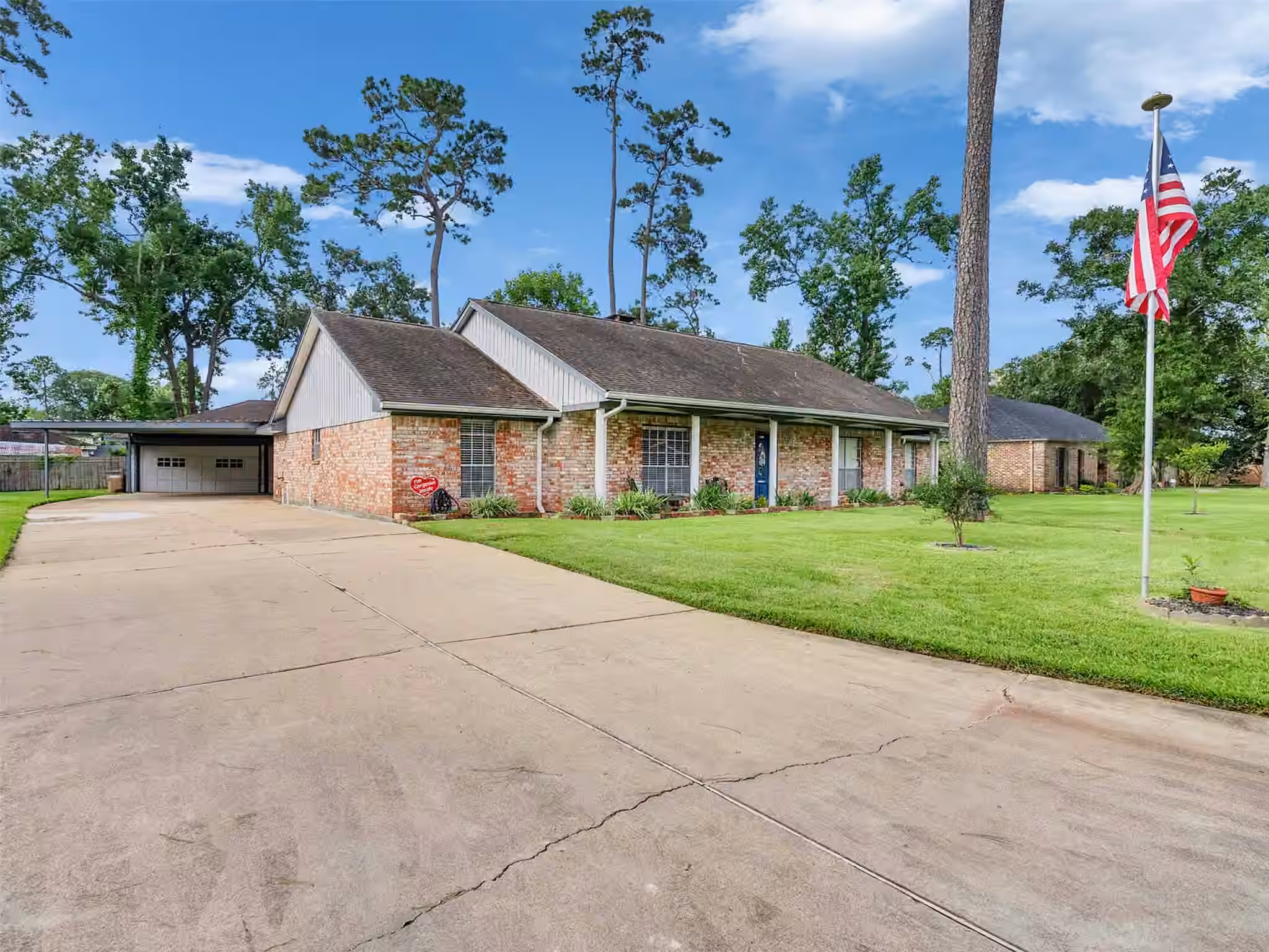 Photo 3 of 2904 Frostwood Circle, Dickinson, TX