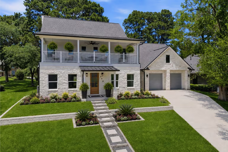 Photo of 240 Sarasota Circle S, Montgomery, TX 77356
