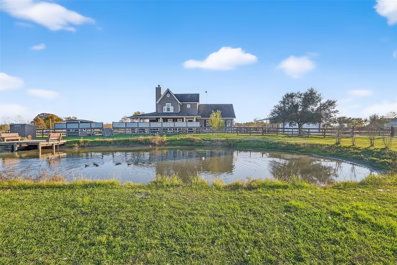 Photo of 912 County Road 340, Angleton, TX 77515