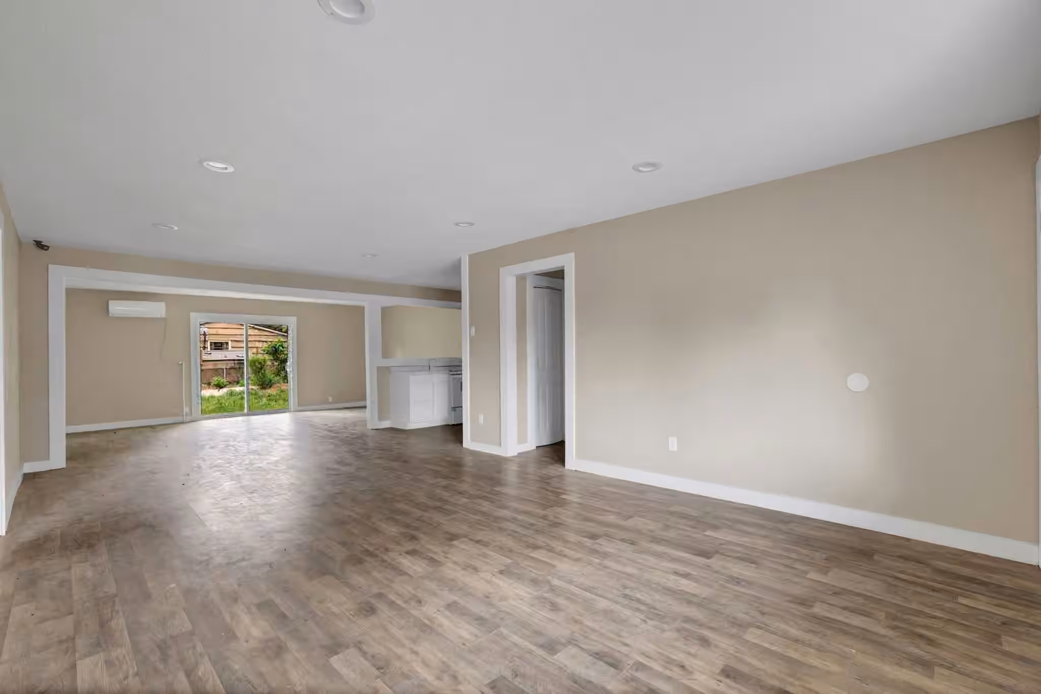 Photo 3 of 5823 Lyndhurst Drive, Houston, TX