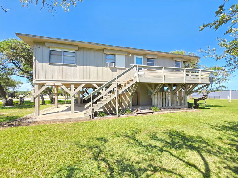 Photo of 2182 W Bayshore Drive, Palacios, TX 77465