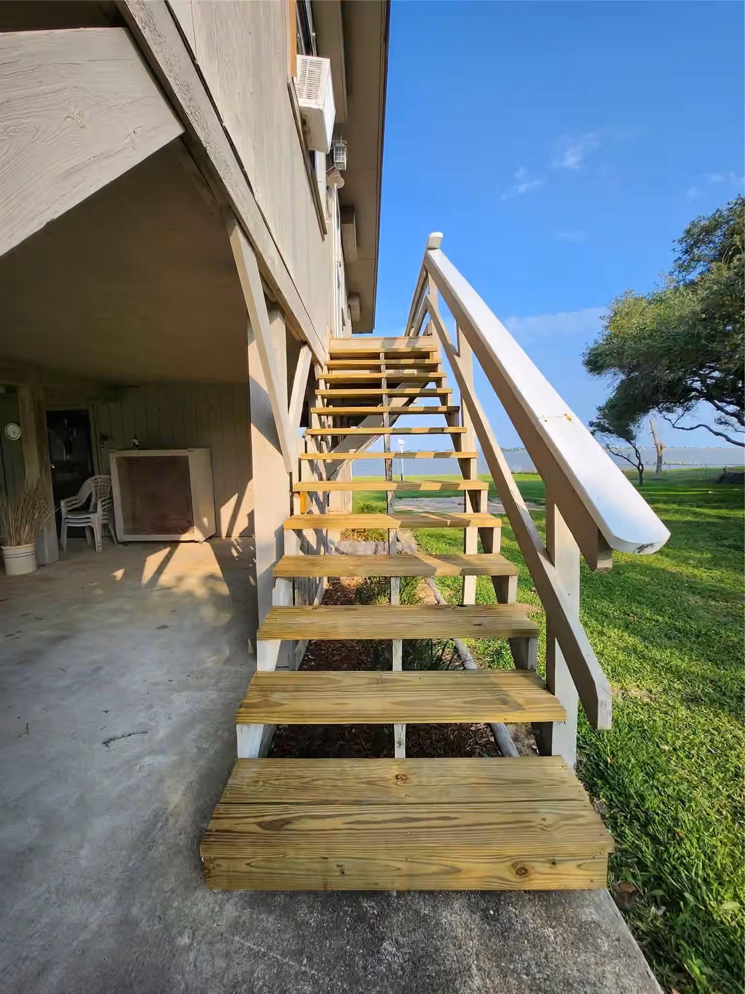 Photo 4 of 2182 W Bayshore Drive, Palacios, TX