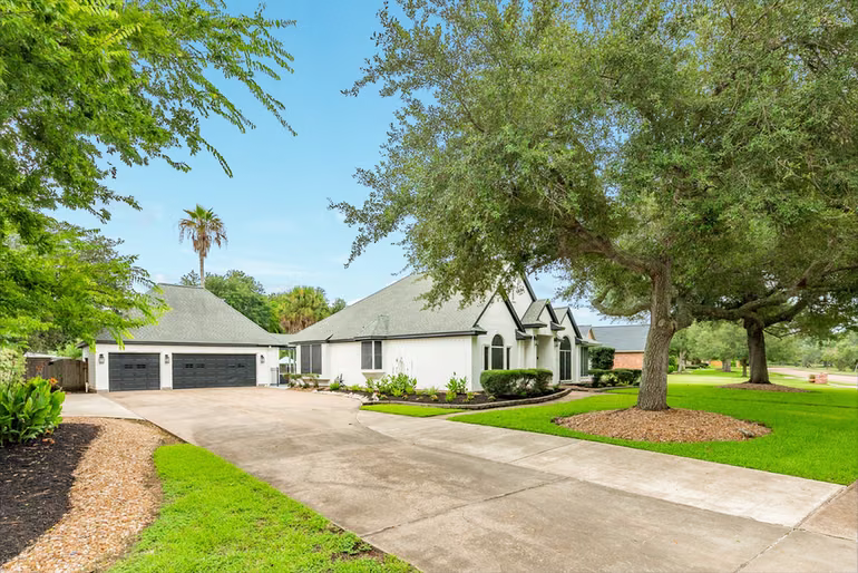 Photo 4 of 294 Timbercreek Drive, Lake Jackson, TX